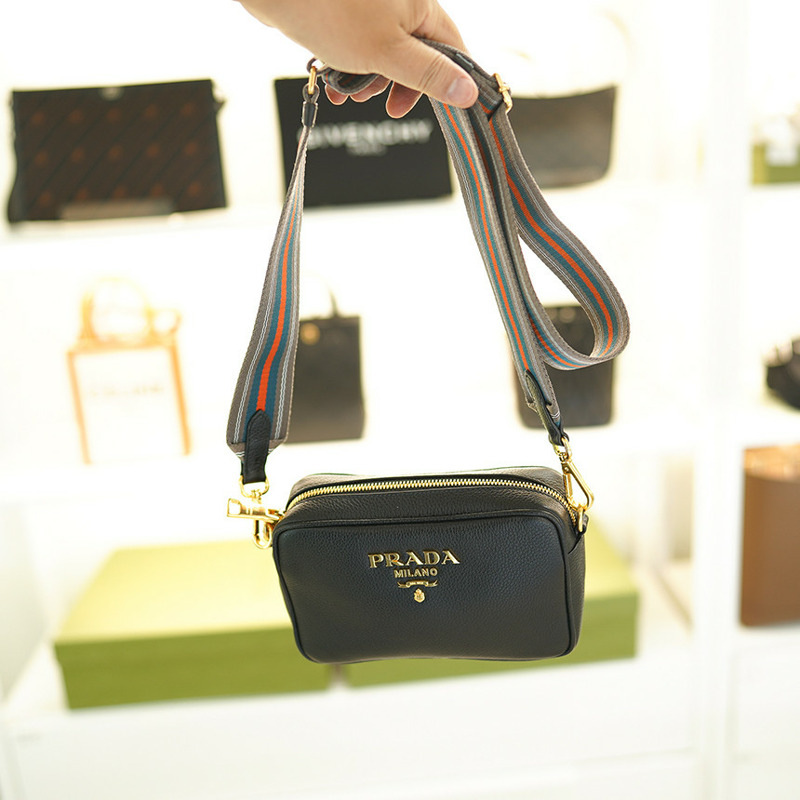 PRADA 女士斜背相機包 黑色皮革 1BH096 2E8K F0002-19