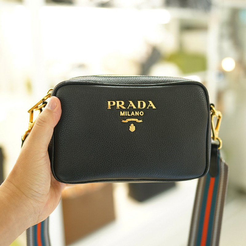 PRADA 女士斜背相機包 黑色皮革 1BH096 2E8K F0002-22