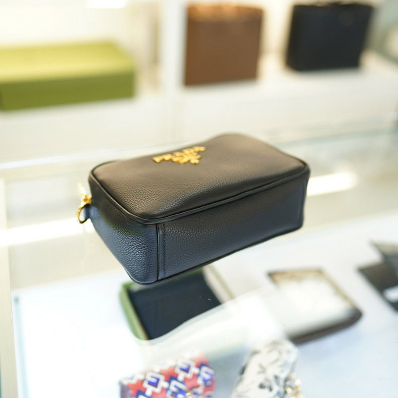 PRADA 女士斜背相機包 黑色皮革 1BH096 2E8K F0002-25
