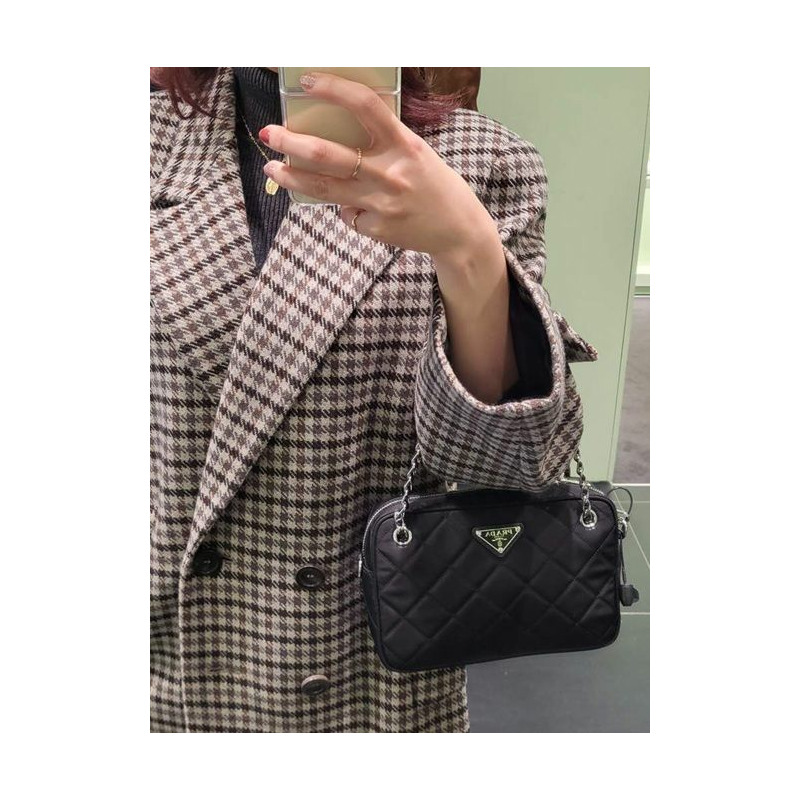 PRADA 尼龍絎縫鏈條迷你肩背包 黑色 1BH910-1