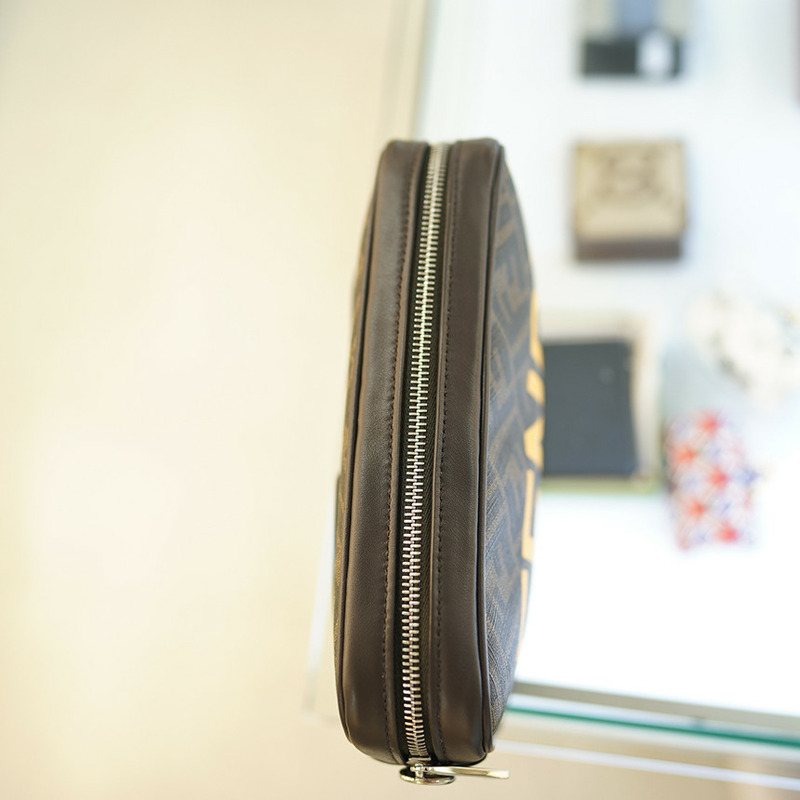 FENDI 棕色布藝皮革斜背包 男女通用 7M0286 AJJ4-13