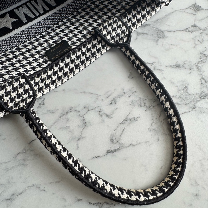 Dior黑白千鳥格托特包  最經典必買的托特包❤️-17