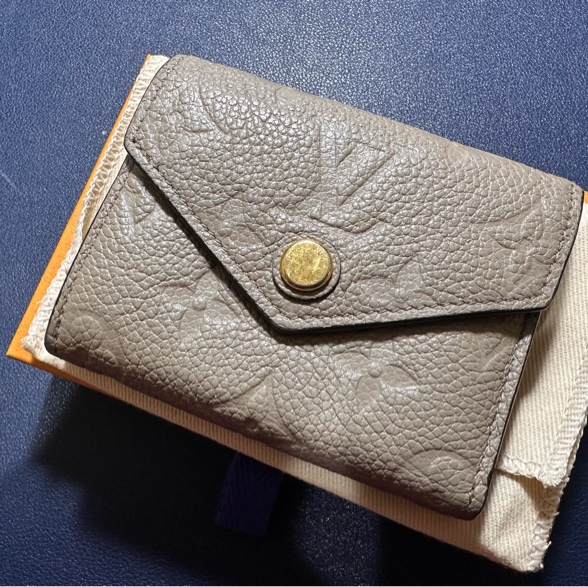 LV zoe 二手奶茶色短夾 八成新-0