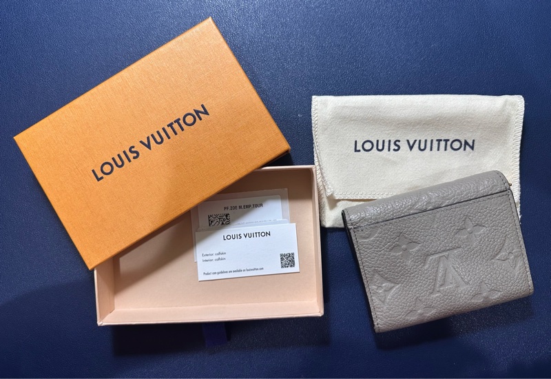 LV zoe 二手奶茶色短夾 八成新-4