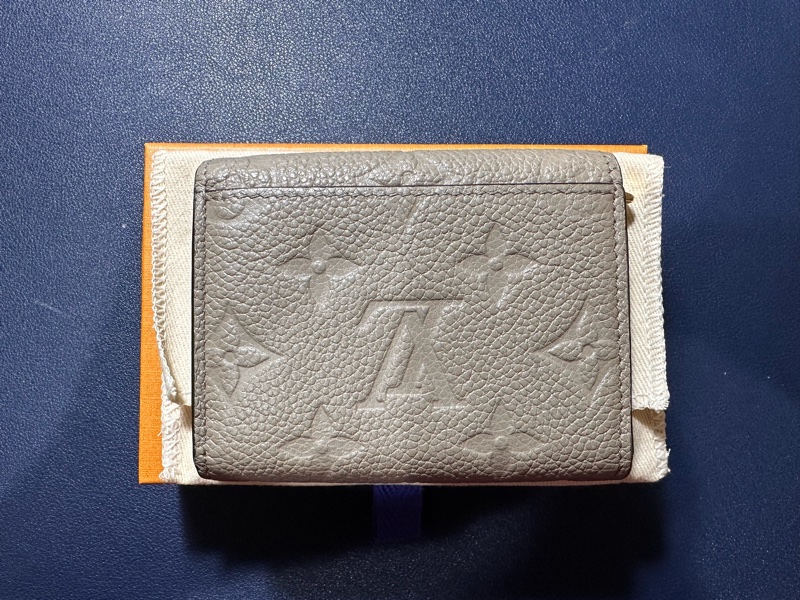 LV zoe 二手奶茶色短夾 八成新-6