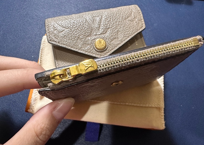 LV zoe 二手奶茶色短夾 八成新-9