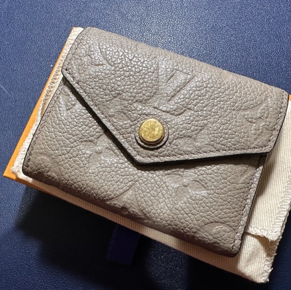 LV zoe 二手奶茶色短夾 八成新-11