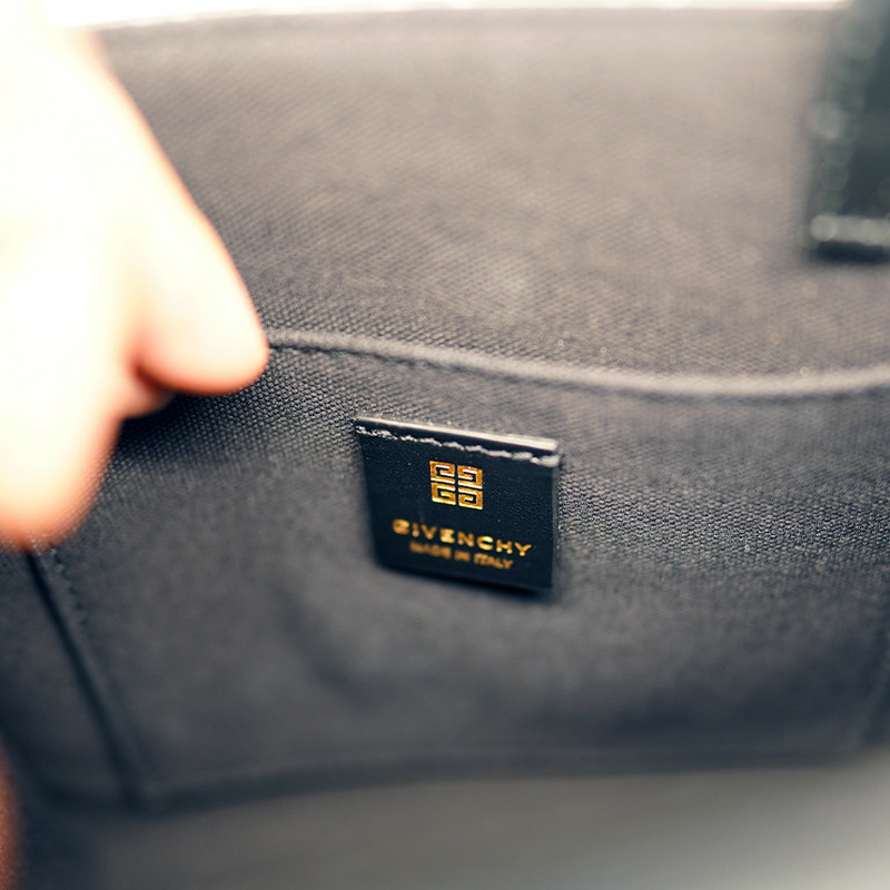 GIVENCHY 雙向手提斜背迷你包 黑色皮革 BB50N0B1GT 001-16