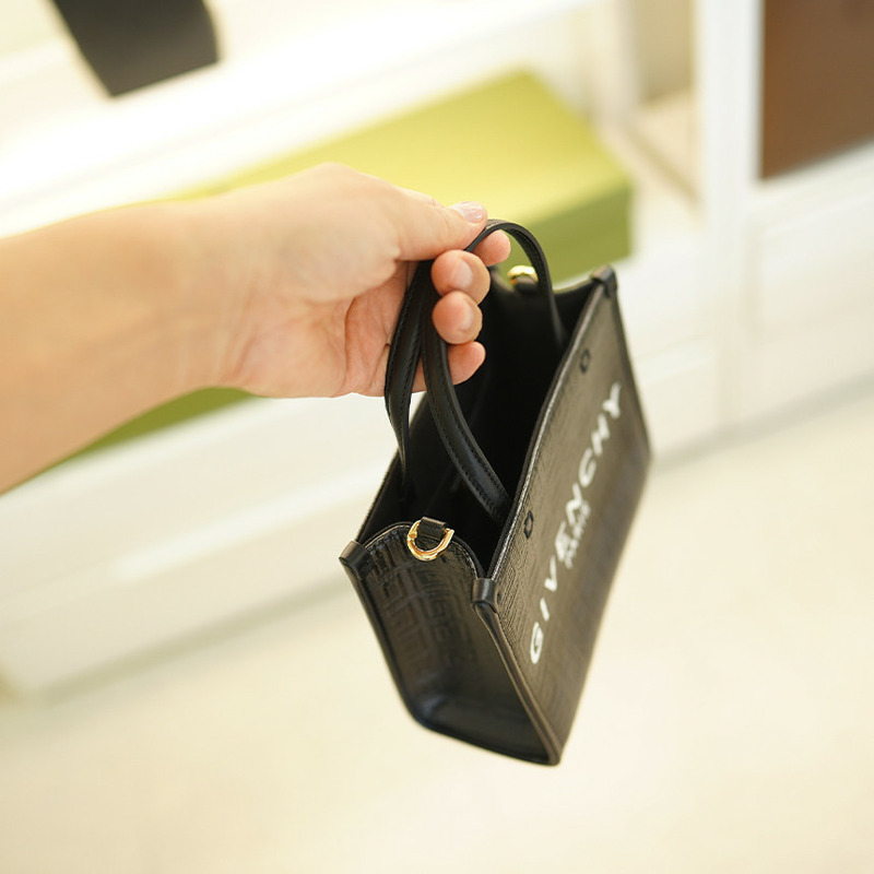 GIVENCHY 雙向手提斜背迷你包 黑色皮革 BB50N0B1GT 001-24