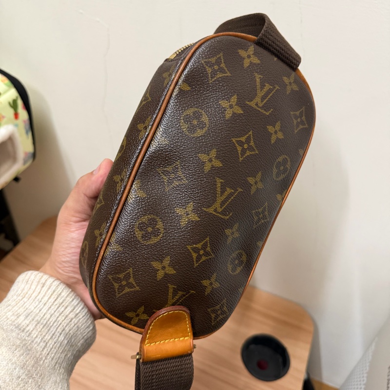 Lv 胸口蛋蛋包 （M51870）-1