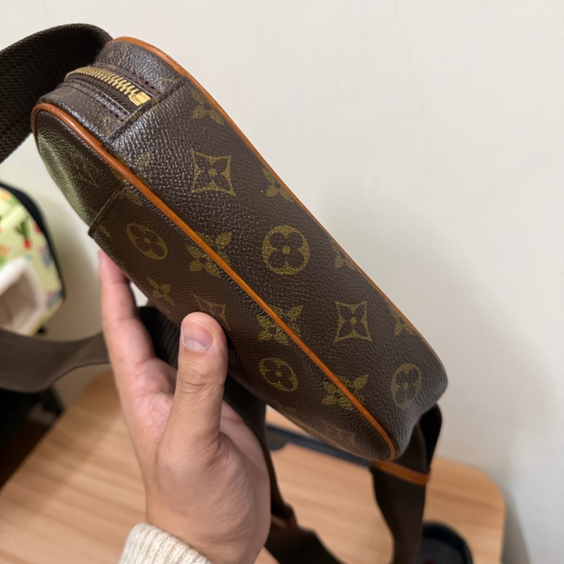 Lv 胸口蛋蛋包 （M51870）-3