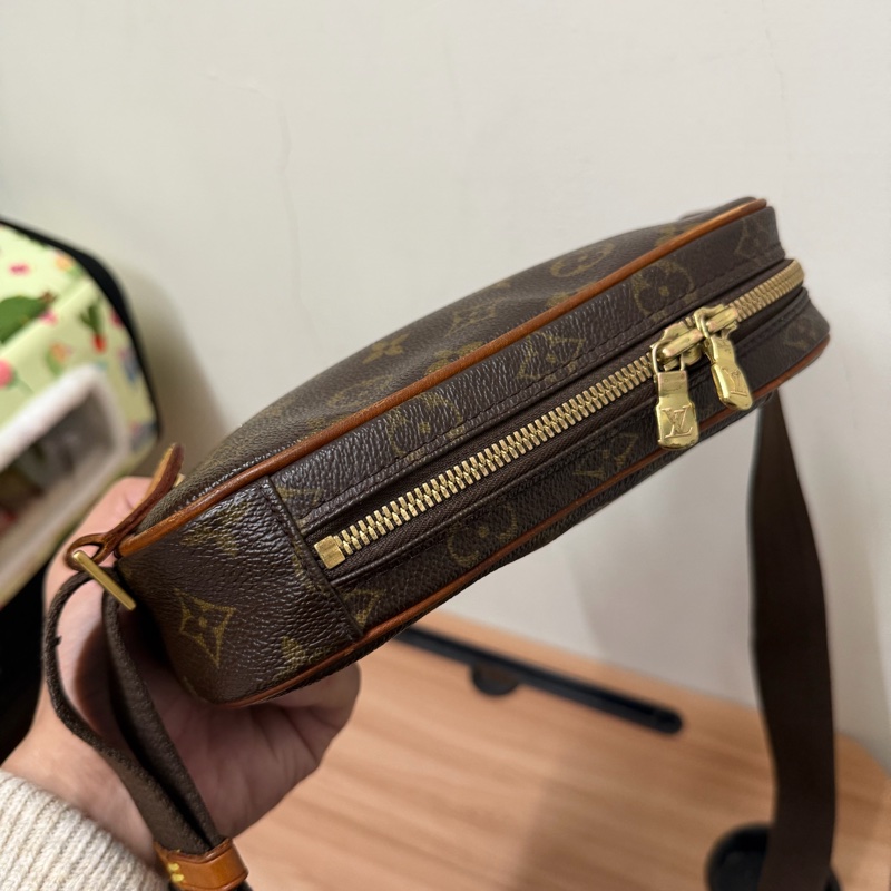 Lv 胸口蛋蛋包 （M51870）-5