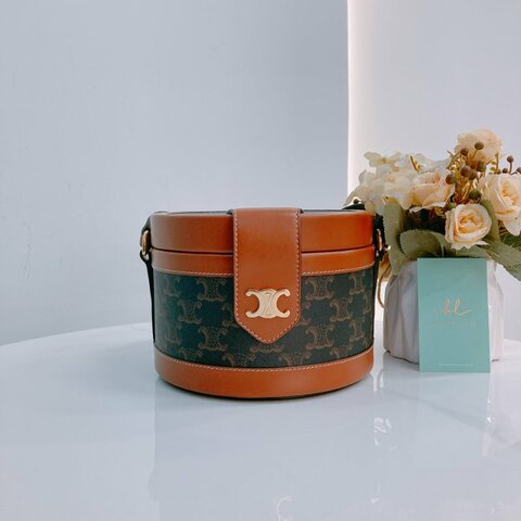 MS0412 Celine 塞琳 鼓型 化妝箱包 調節斜背 翻蓋 金扣Tambour Medium Triomphe Canvas Brown Monogram x GHW