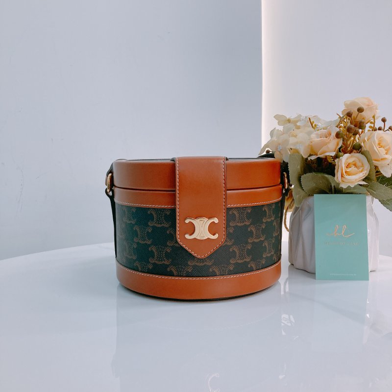 MS0412 Celine 塞琳 鼓型 化妝箱包 調節斜背 翻蓋 金扣Tambour Medium Triomphe Canvas Brown Monogram x GHW-0