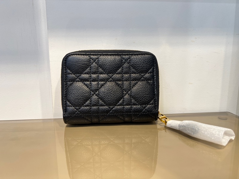 Dior 黑牛皮Caro Scarlet金釦對開6卡ㄇ拉短夾-1