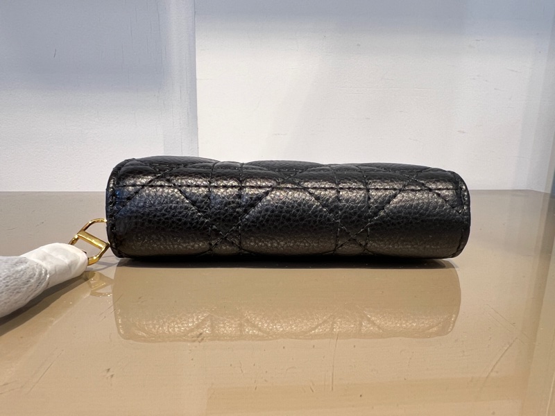 Dior 黑牛皮Caro Scarlet金釦對開6卡ㄇ拉短夾-2