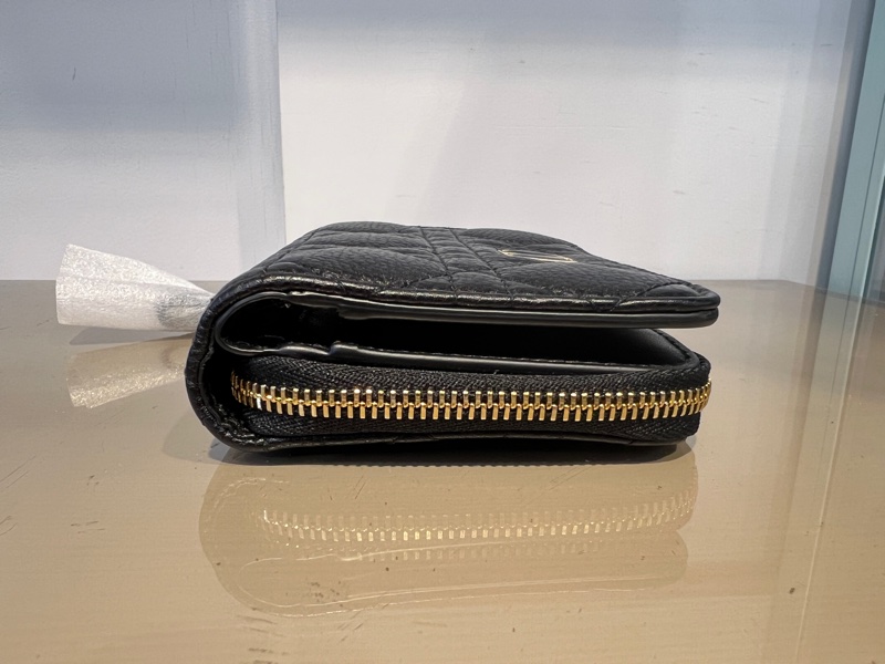 Dior 黑牛皮Caro Scarlet金釦對開6卡ㄇ拉短夾-3