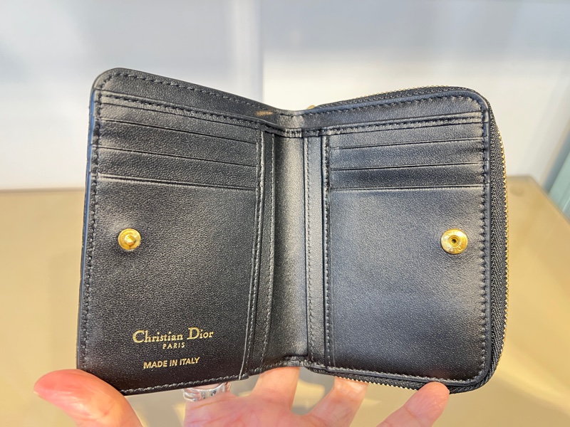 Dior 黑牛皮Caro Scarlet金釦對開6卡ㄇ拉短夾-10