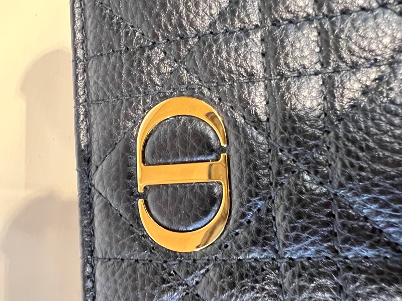 Dior 黑牛皮Caro Scarlet金釦對開6卡ㄇ拉短夾-12