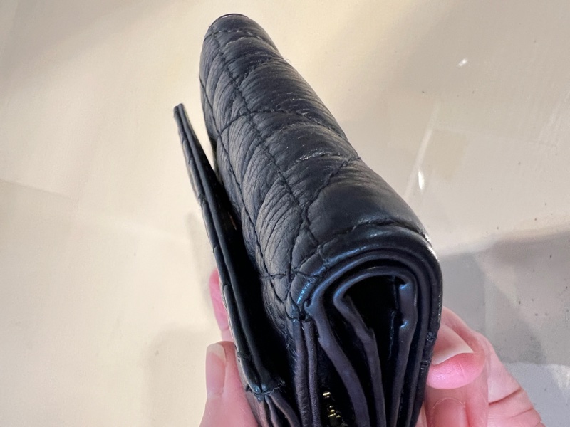 Dior 黑牛皮騰格紋Caro Hibiscus L zip金釦3折短夾-6