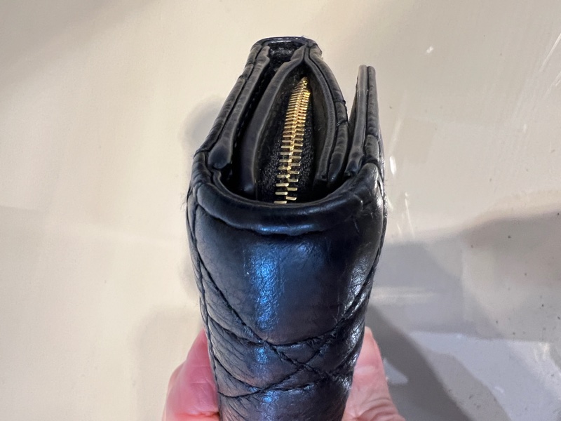 Dior 黑牛皮騰格紋Caro Hibiscus L zip金釦3折短夾-8