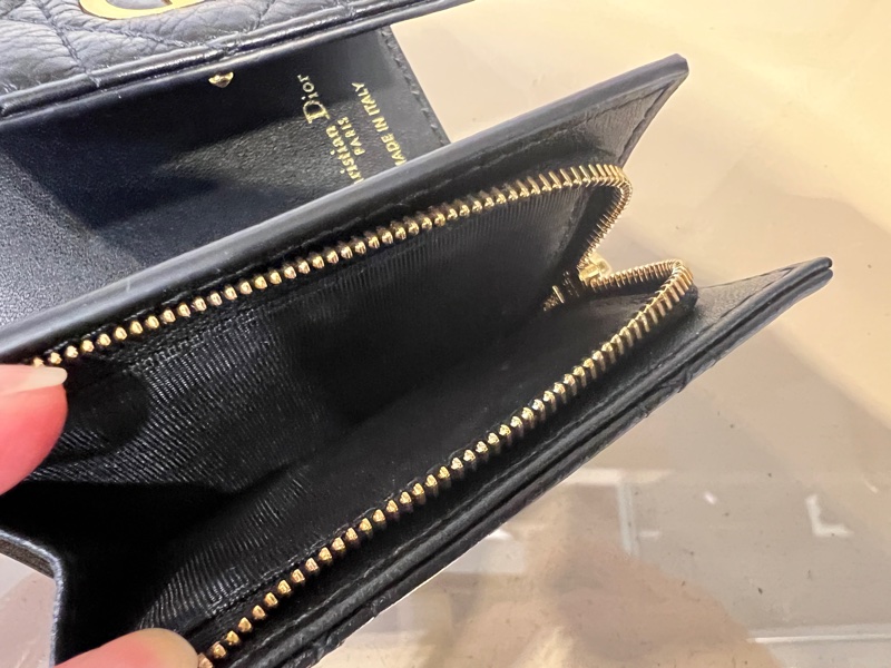 Dior 黑牛皮騰格紋Caro Hibiscus L zip金釦3折短夾-10