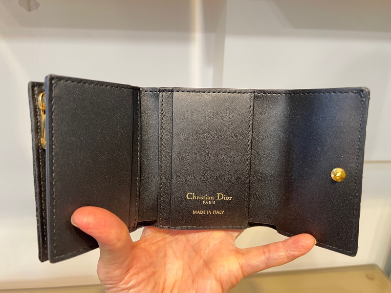 Dior 黑牛皮騰格紋Caro Hibiscus L zip金釦3折短夾-11