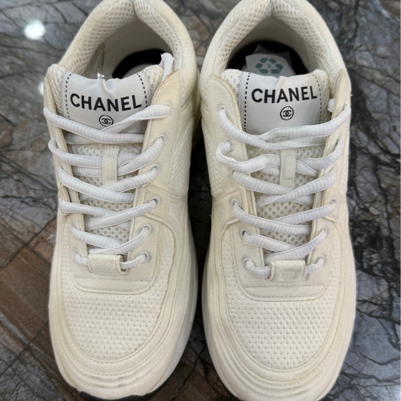 CHANEL香奈兒 24S 經典款時尚舒適 99新 低幫 生活休閒鞋 白色 低幫的設計既時尚又百搭 輕鬆打造出不同的風格 無附件 尺寸:36碼-0