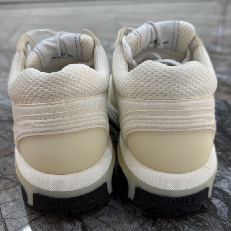 CHANEL香奈兒 24S 經典款時尚舒適 99新 低幫 生活休閒鞋 白色 低幫的設計既時尚又百搭 輕鬆打造出不同的風格 無附件 尺寸:36碼-1