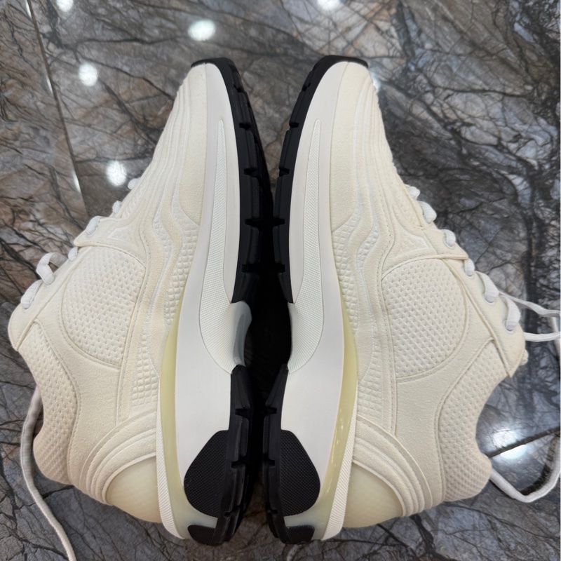 CHANEL香奈兒 24S 經典款時尚舒適 99新 低幫 生活休閒鞋 白色 低幫的設計既時尚又百搭 輕鬆打造出不同的風格 無附件 尺寸:36碼-5