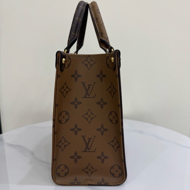 JK國際二手精品✨LV M46373經典ONTHEGO PM Monogram雙色帆布手提/斜背包-5