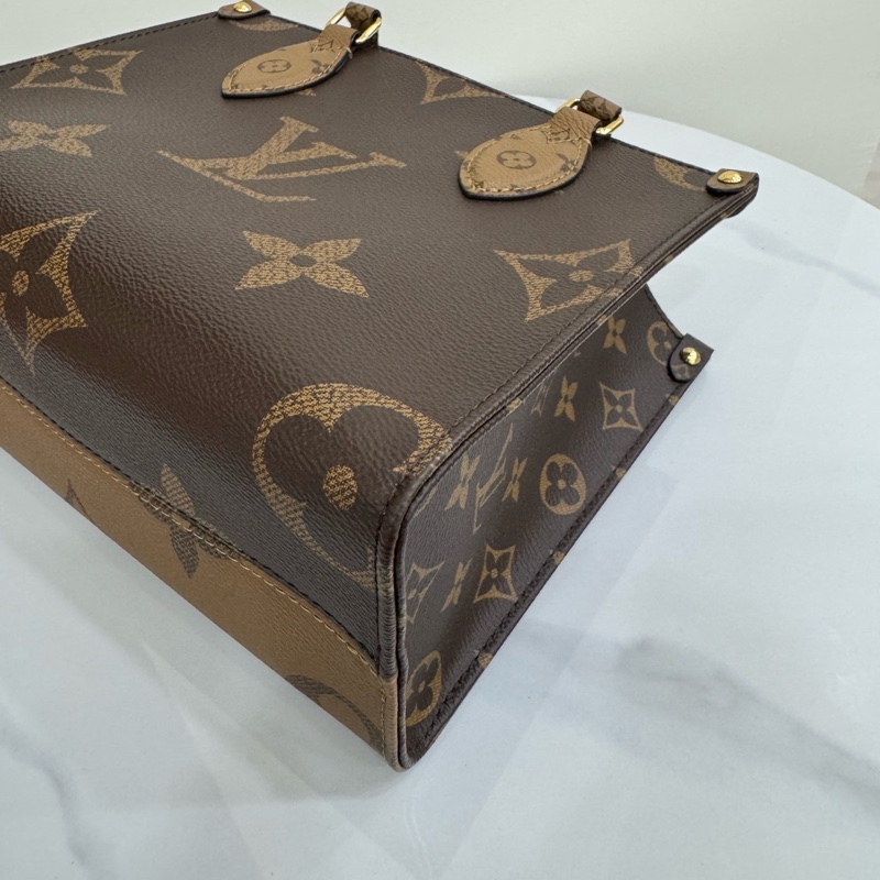 JK國際二手精品✨LV M46373經典ONTHEGO PM Monogram雙色帆布手提/斜背包-9