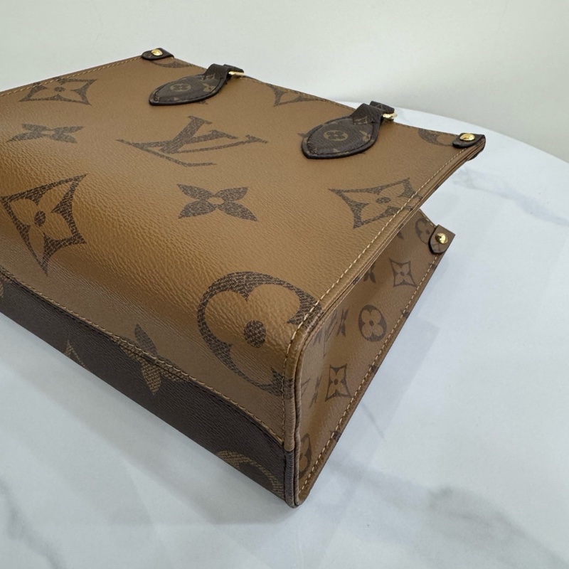 JK國際二手精品✨LV M46373經典ONTHEGO PM Monogram雙色帆布手提/斜背包-11