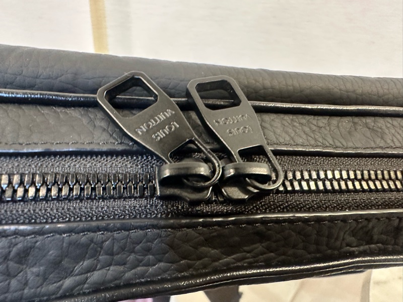 LV 黑牛皮壓紋黑釦Steamer斜背包M23742-4