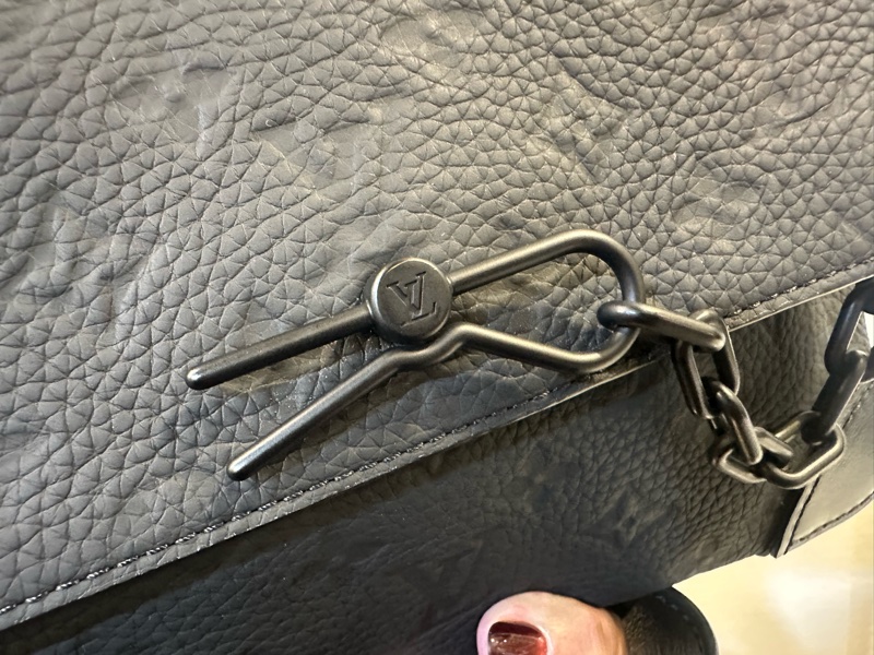 LV 黑牛皮壓紋黑釦Steamer斜背包M23742-6