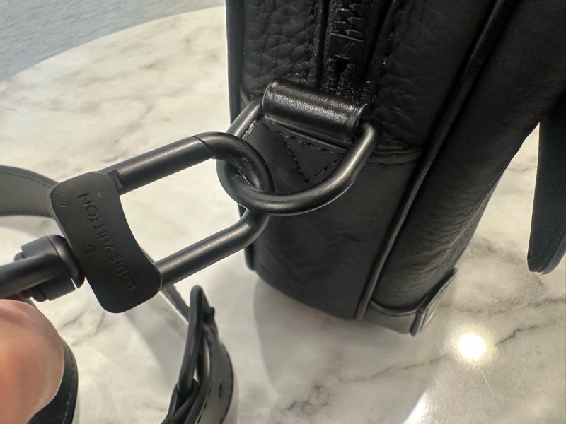 LV 黑牛皮壓紋黑釦Steamer斜背包M23742-7