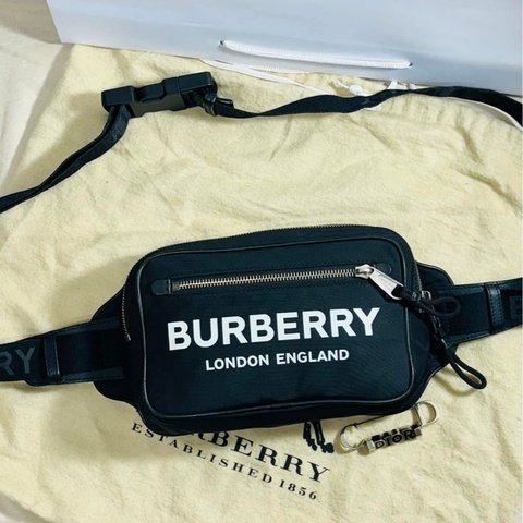✨好看經典 Burberry 巴寶莉 黑包大logo尼龍 腰包 胸包