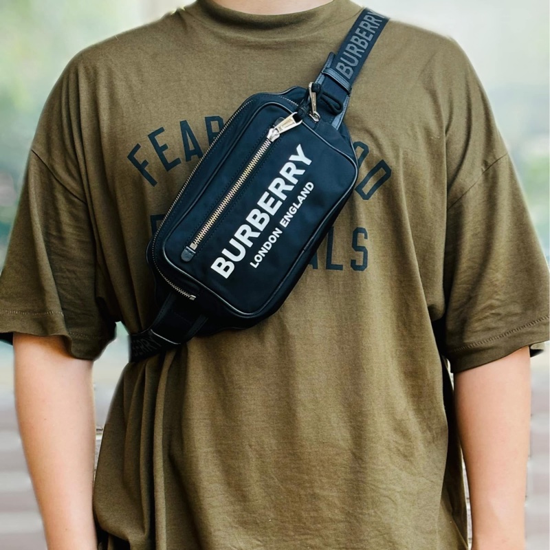 ✨好看經典 Burberry 巴寶莉 黑包大logo尼龍 腰包 胸包-1