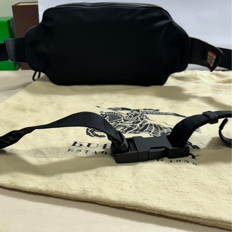 ✨好看經典 Burberry 巴寶莉 黑包大logo尼龍 腰包 胸包-2