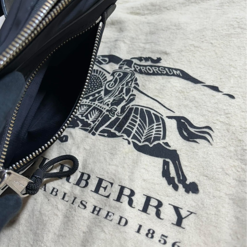 ✨好看經典 Burberry 巴寶莉 黑包大logo尼龍 腰包 胸包-4