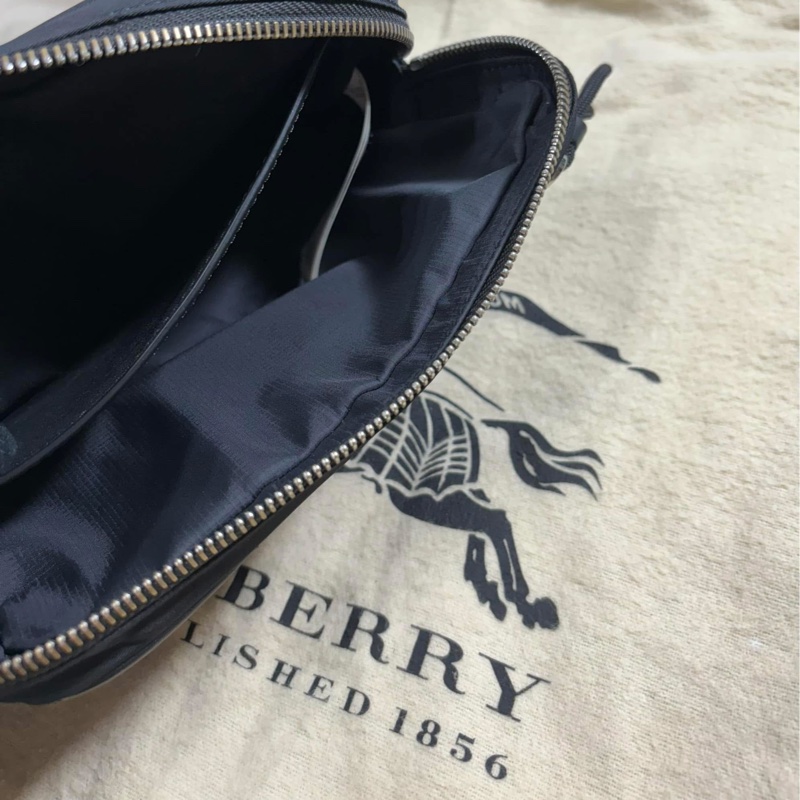 ✨好看經典 Burberry 巴寶莉 黑包大logo尼龍 腰包 胸包-5