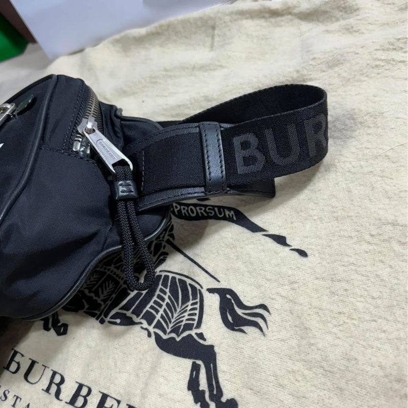✨好看經典 Burberry 巴寶莉 黑包大logo尼龍 腰包 胸包-7
