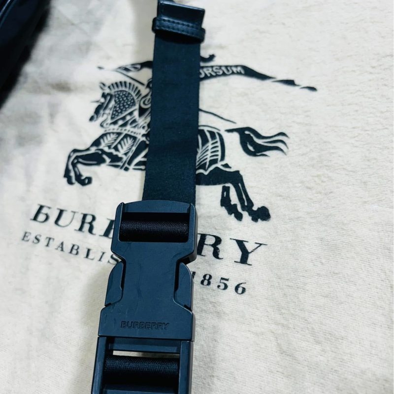 ✨好看經典 Burberry 巴寶莉 黑包大logo尼龍 腰包 胸包-9