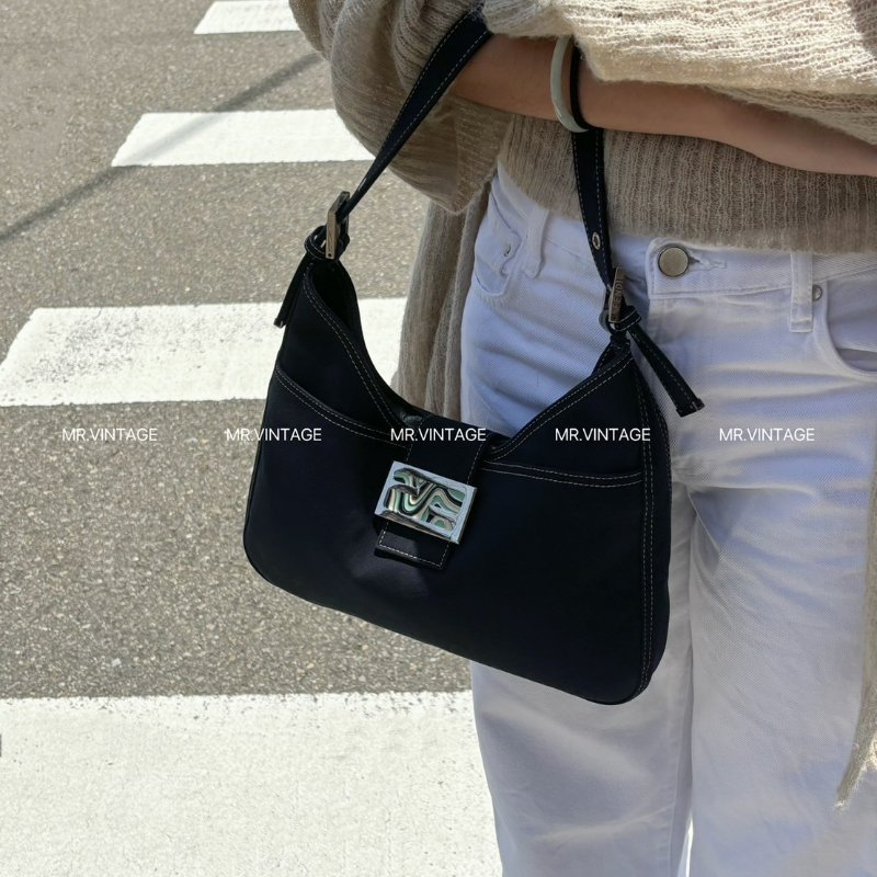 🏷Fendi單寧牛角包-1