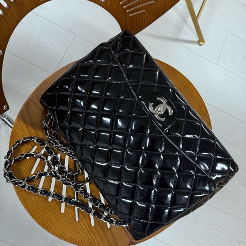 CHANEL香奈兒Classic Flap CF maxi黑銀翻蓋漆皮包