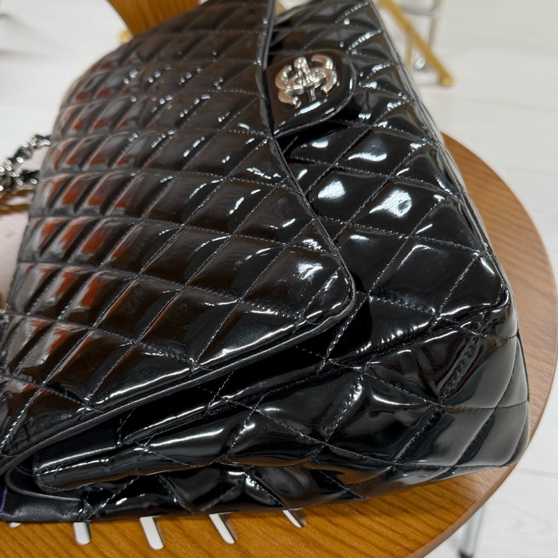 CHANEL香奈兒Classic Flap CF maxi黑銀翻蓋漆皮包-1