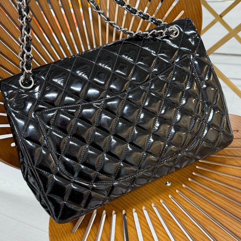 CHANEL香奈兒Classic Flap CF maxi黑銀翻蓋漆皮包-4