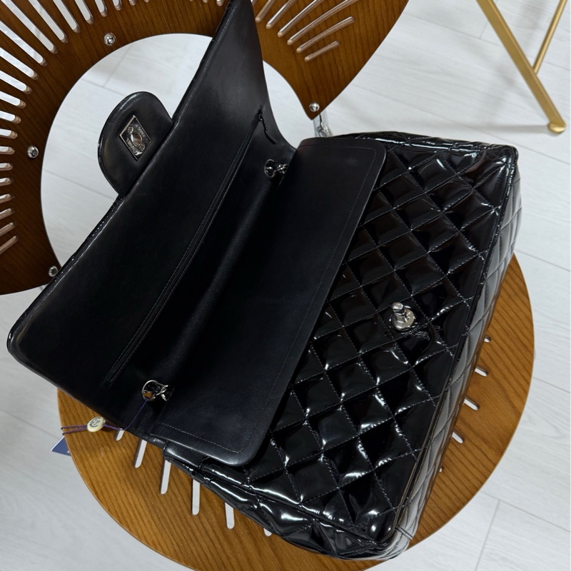 CHANEL香奈兒Classic Flap CF maxi黑銀翻蓋漆皮包-5