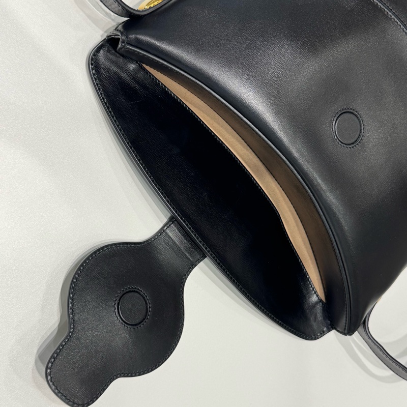 Gucci 黑金牛皮雙G Logo 馬鞍斜背包-8