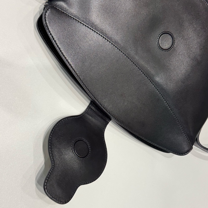 Gucci 黑金牛皮雙G Logo 馬鞍斜背包-9